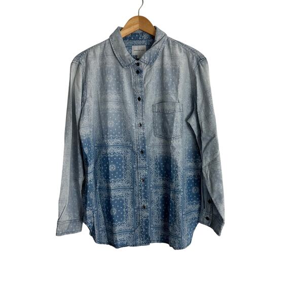 American Eagle Chambray Shirt Womens Medium Blue Ombre Bandana Print Western - Picture 1 of 9